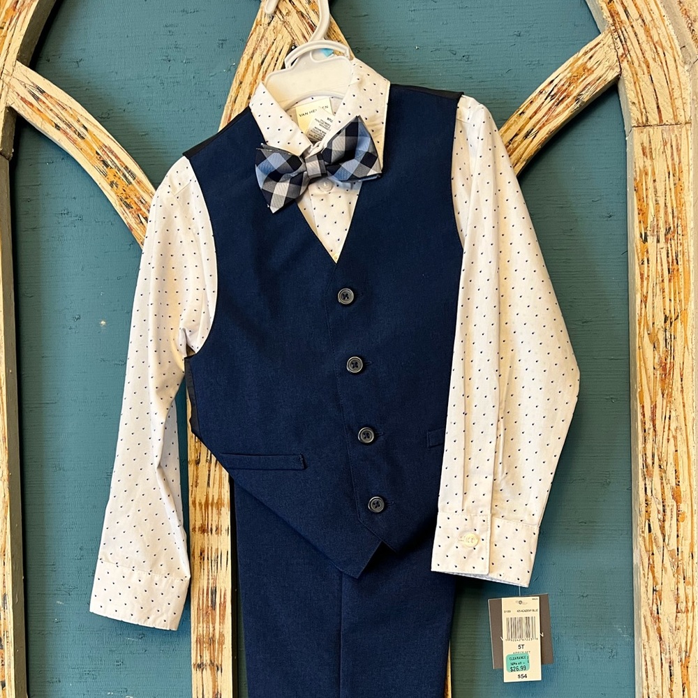 Boys Van Heusen suit. New with tags. Size 5t